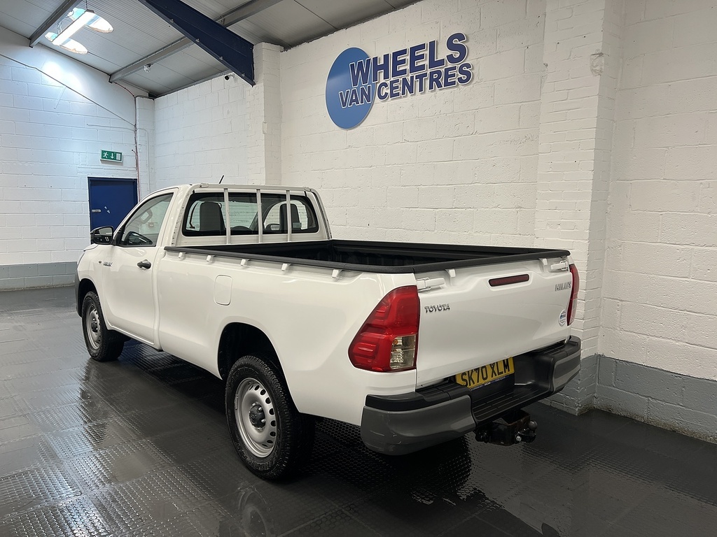 Toyota HILUX 2.4 D-4d Active Narrow Body Pickup Manu White #3