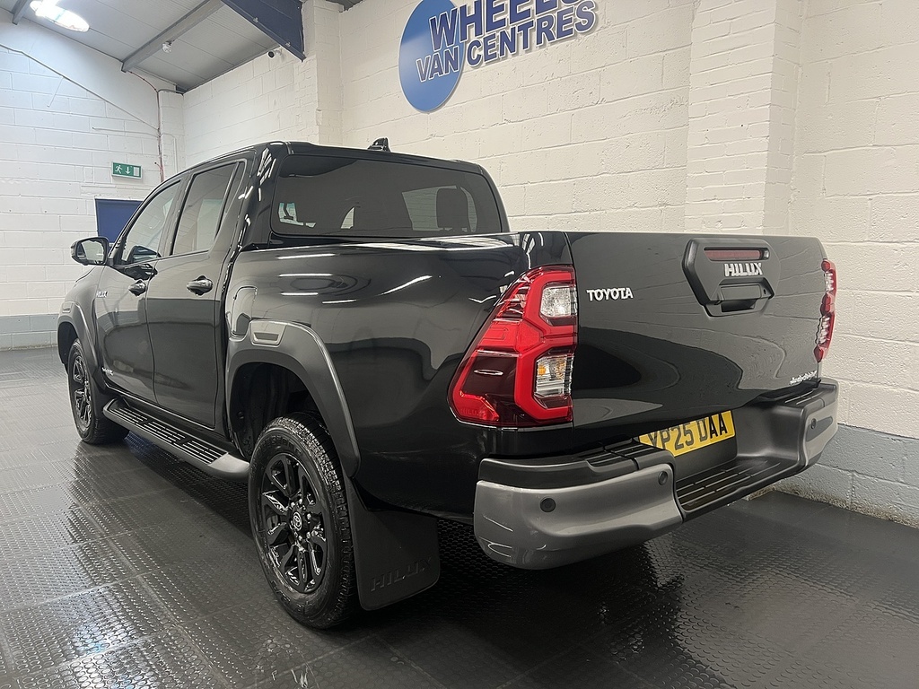 Toyota HILUX 2.8 D-4d-h Invincible X Pickup Hybrid A YP25DAA Black #3