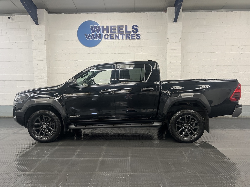 Toyota HILUX 2.8 D-4d-h Invincible X Pickup Hybrid A YP25DAA Black #2