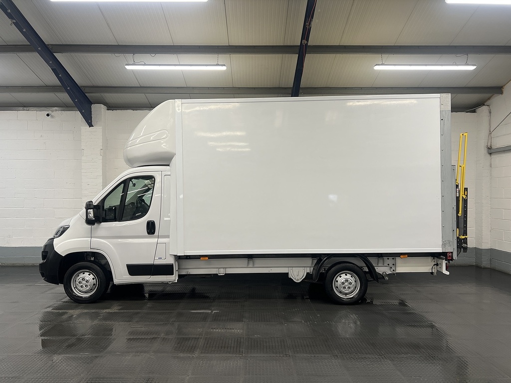 Peugeot Boxer 2.2 Bluehdi 335 Built For Business Luton Diese White #2