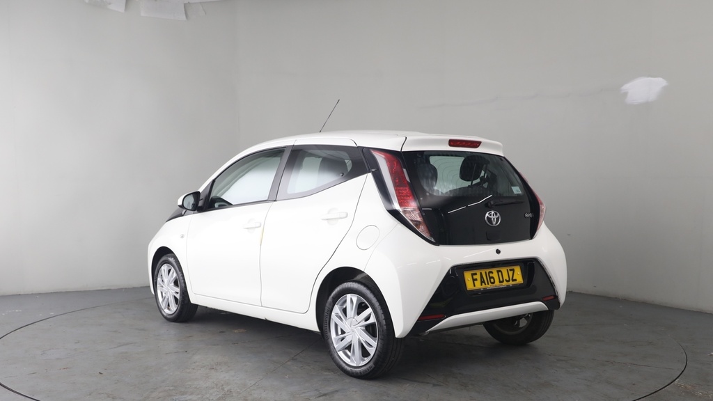 Toyota Aygo 1.0 Vvt-i X-pression Hatchback X-shift White #2