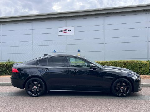 Jaguar XE 2017 17 2.0I Black #2