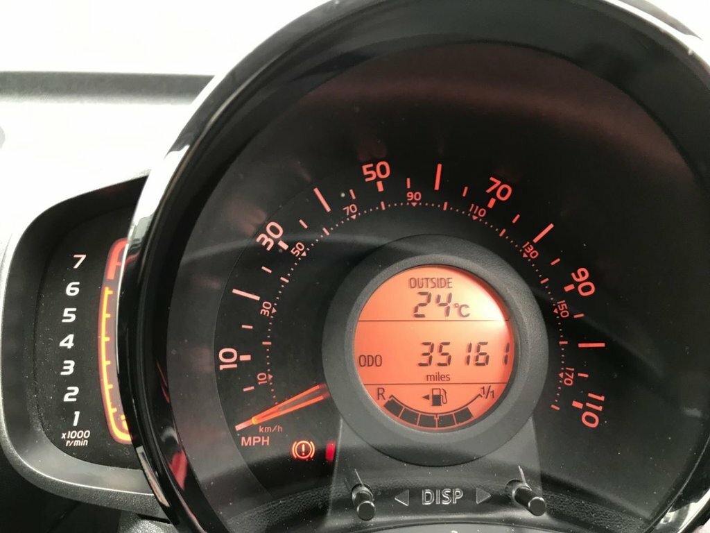 Toyota Aygo X-play Red #15