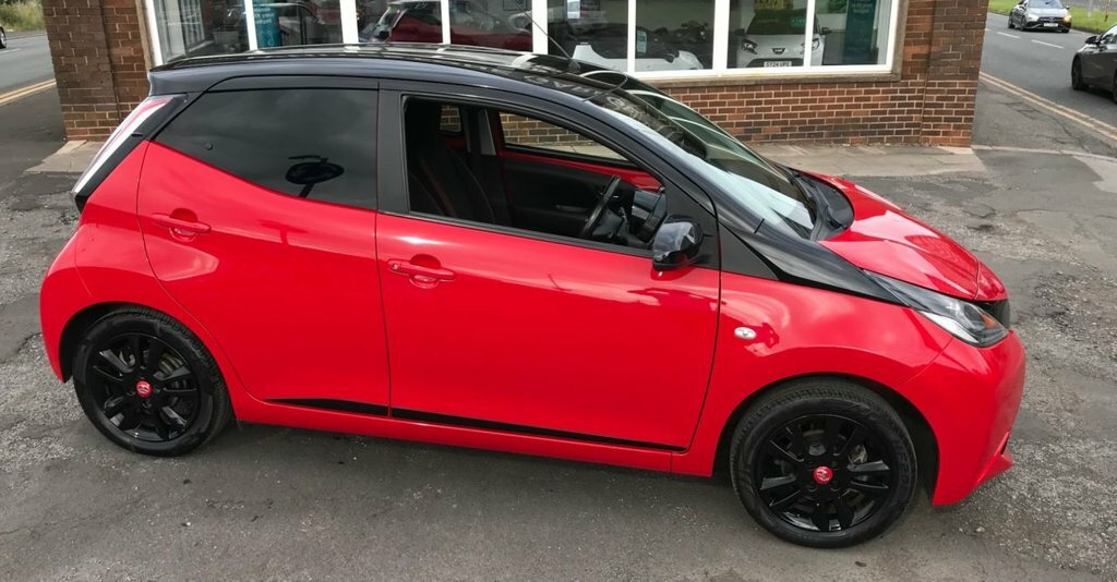Toyota Aygo X-play Red #25