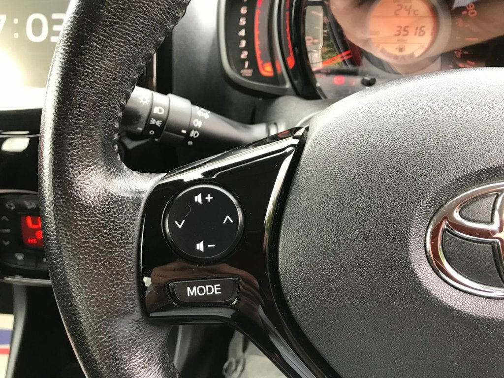 Toyota Aygo X-play Red #13