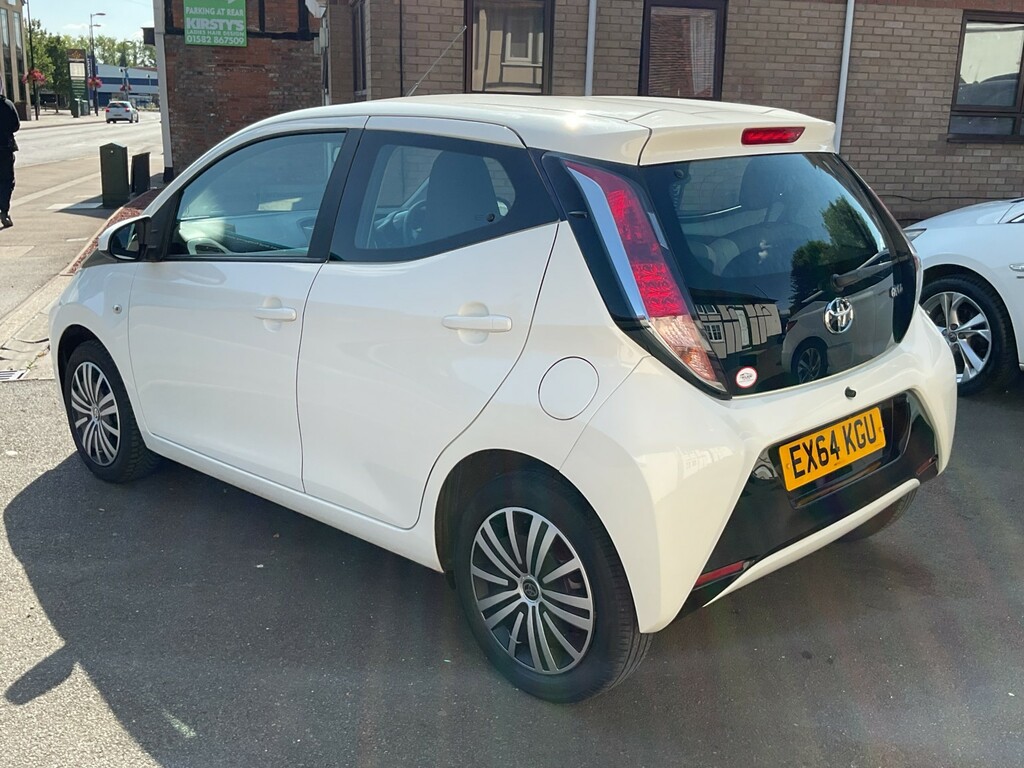Toyota Aygo 1.0 Vvt-i X-play White #4