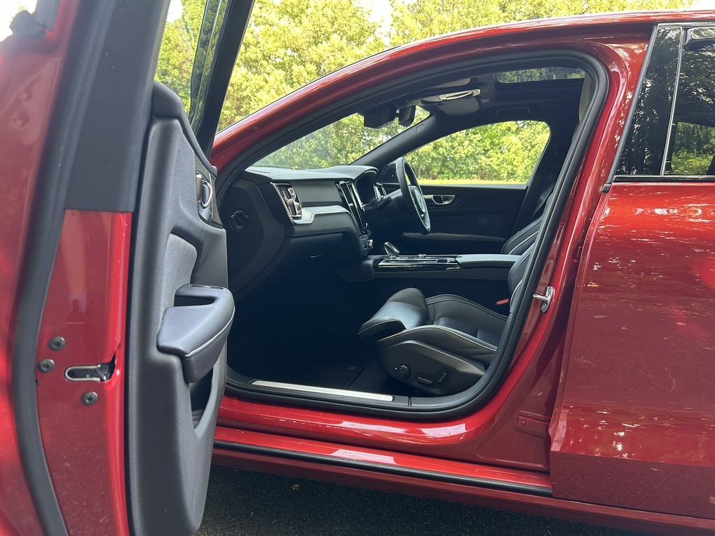 Volvo S60 S60 R-design T8 Recharge Awd A White #36