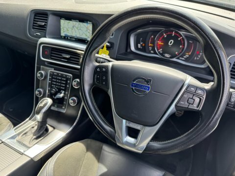 Volvo V60 2.0 D3 R-design KY66ZTG Black #2