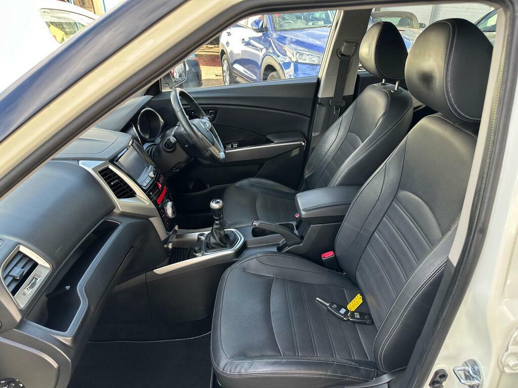 SsangYong Tivoli 1.6 Elx White #9