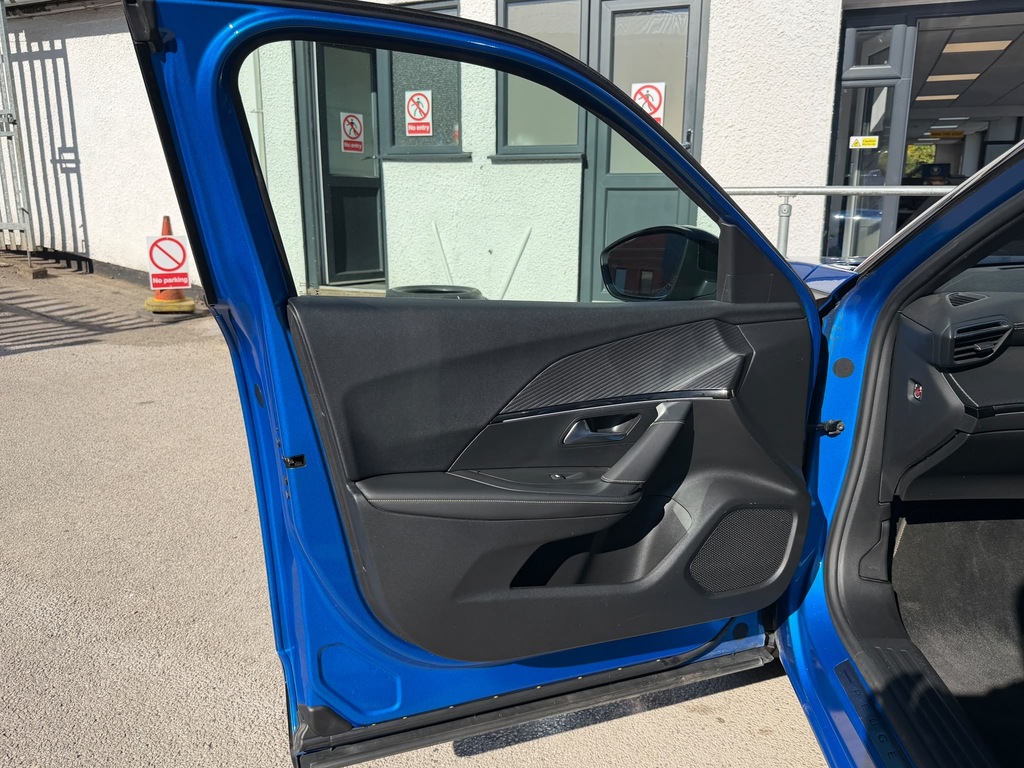 Peugeot e-2008 50Kwh Gt Suv 136 Ps Blue #5