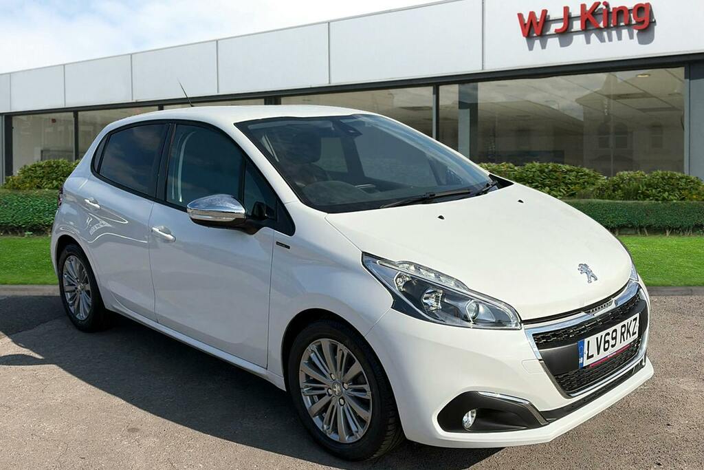 Peugeot 208 1.2 Puretech Signature Hatchback White