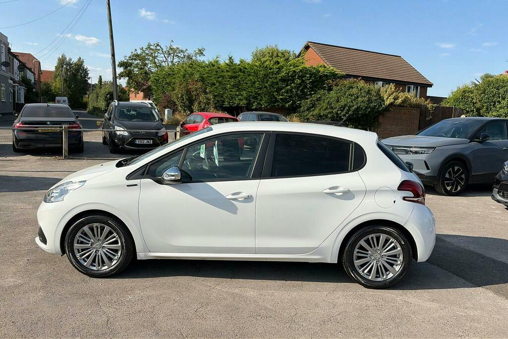 Peugeot 208 1.2 Puretech Signature Hatchback White #3