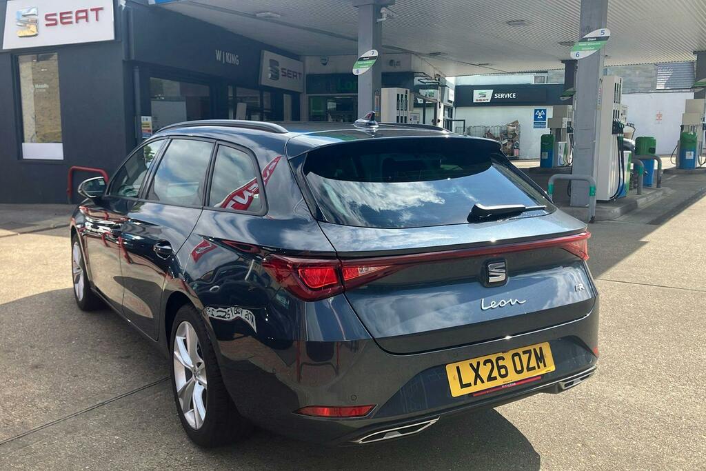 Seat Leon 1.5 Etsi Mhev Fr Estate Hybrid Dsg White #2