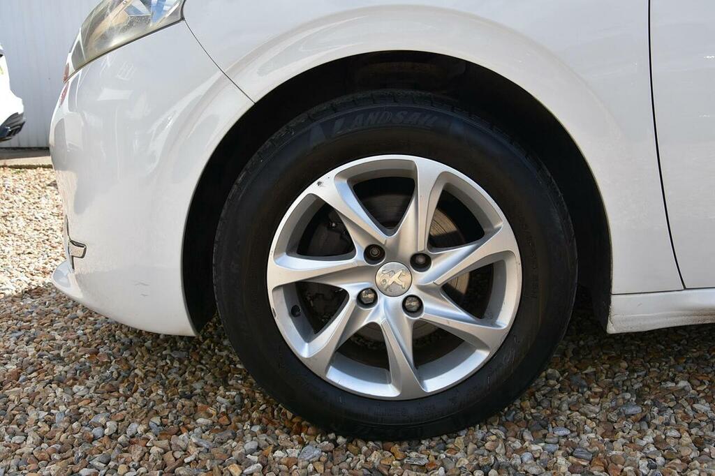 Peugeot 208 1.2 Style 82 Bhp White #9