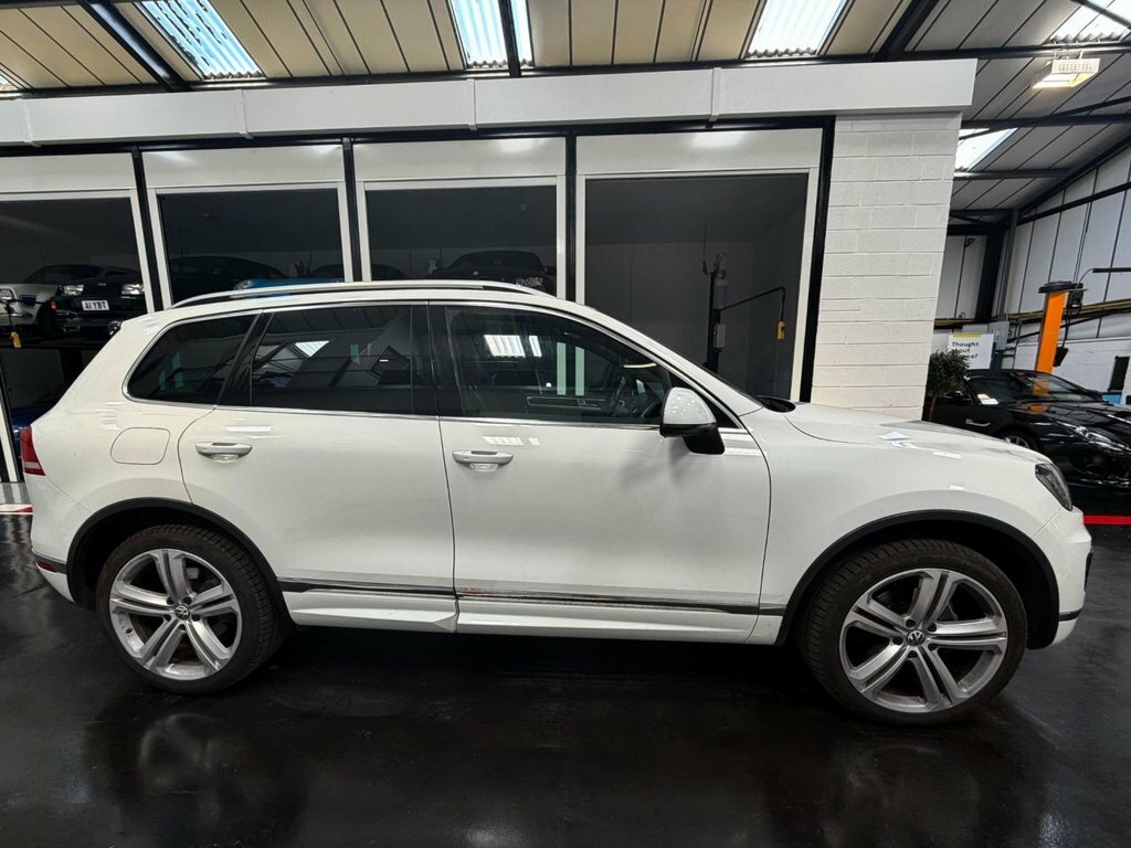 Volkswagen Touareg 3L R-line Plus White #3
