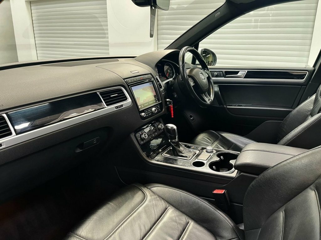 Volkswagen Touareg 3L R-line Plus White #2
