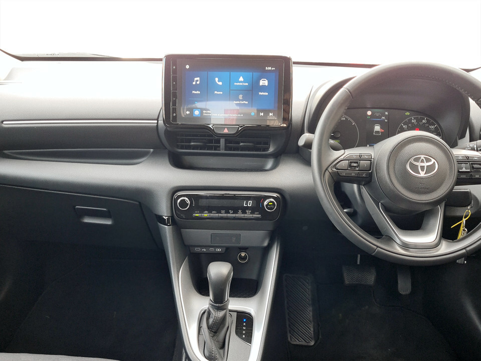 Toyota Yaris 1.5 Hybrid Design Cvt Hatchback White #22