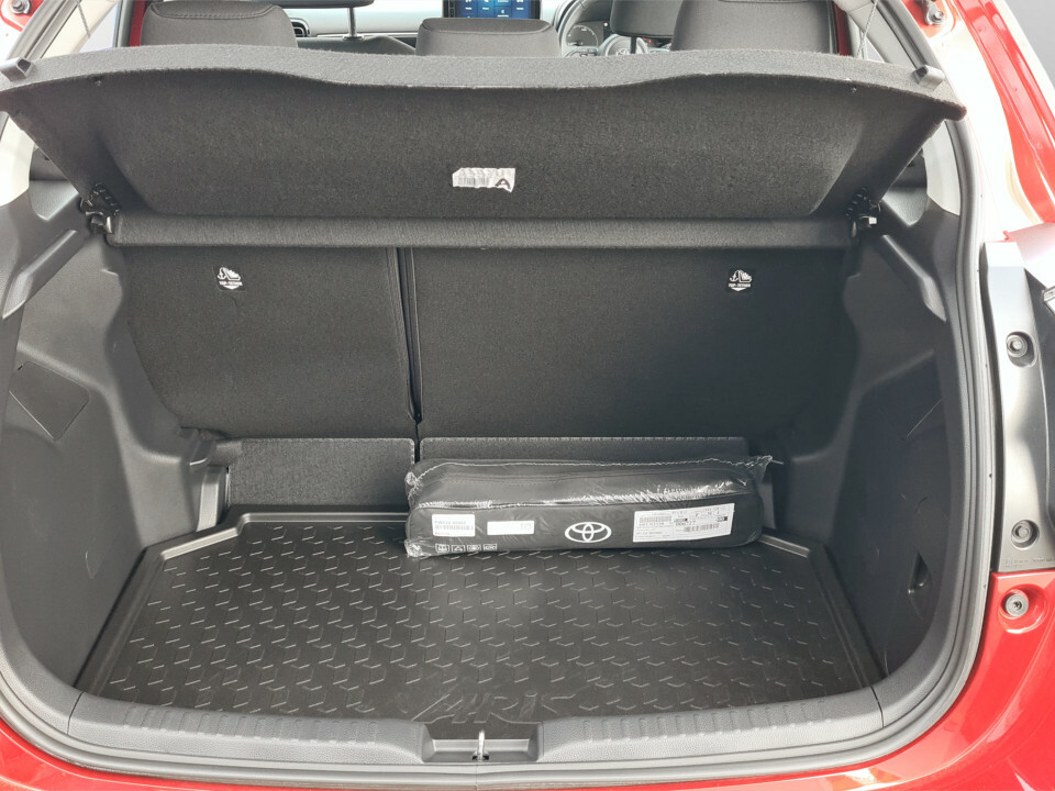 Toyota Yaris 1.5 Hybrid Design Cvt Hatchback White #7