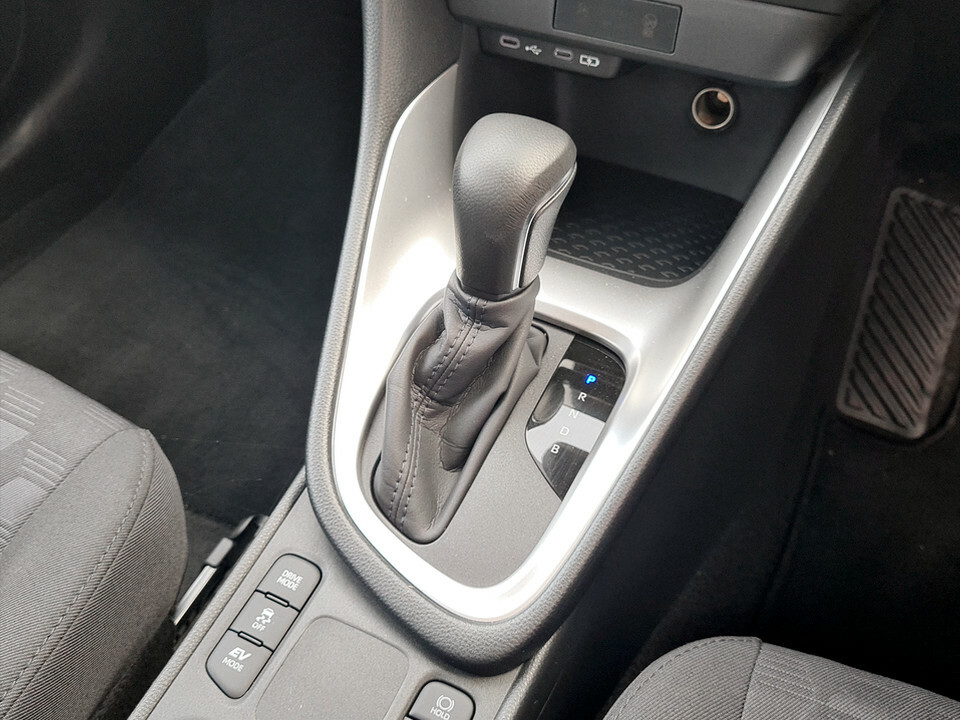 Toyota Yaris 1.5 Hybrid Design Cvt Hatchback White #29