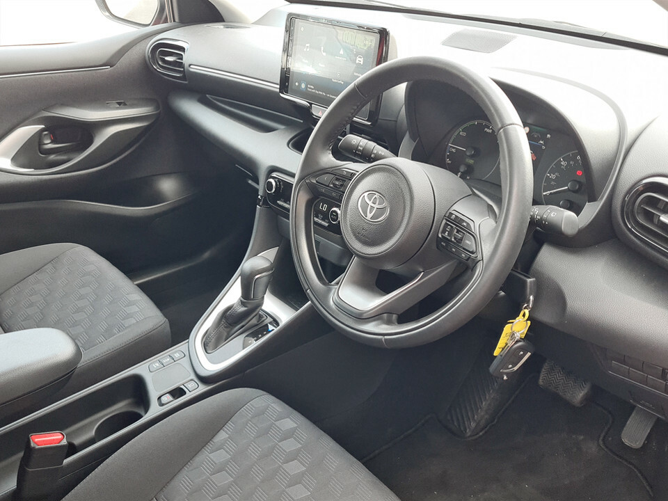 Toyota Yaris 1.5 Hybrid Design Cvt Hatchback White #17