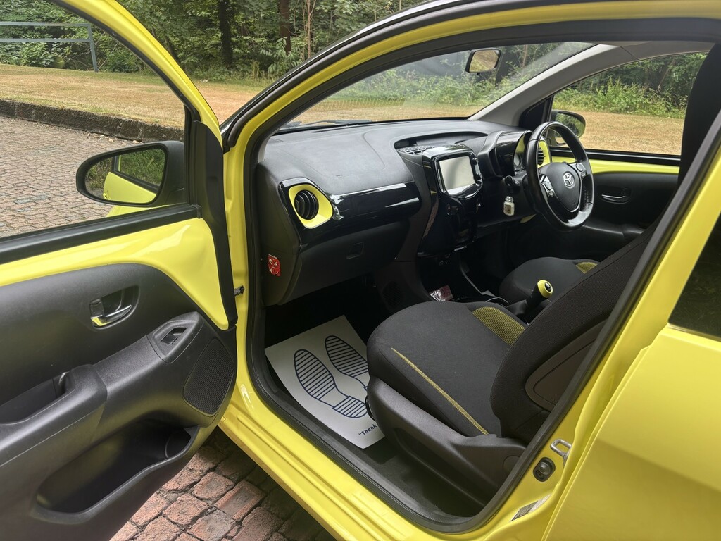 Toyota Aygo 1.0 Vvt-i X-cite 3 Yellow Bi-tone Yellow #2