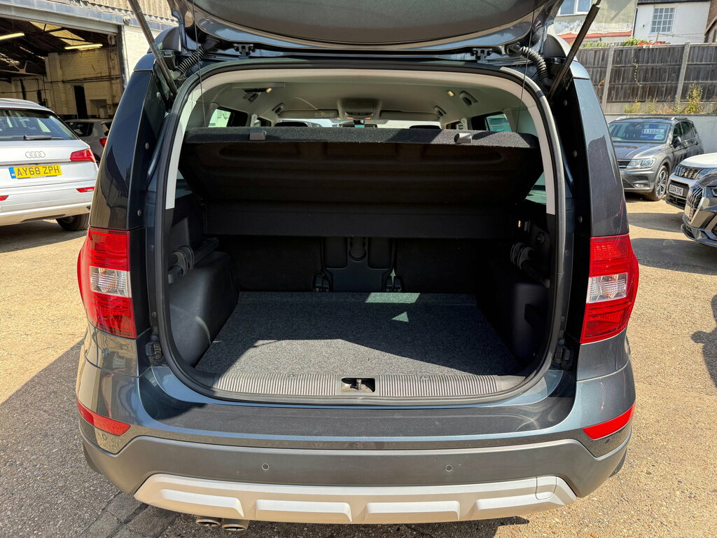 Skoda Yeti Black Edition Tdi Cr White #11