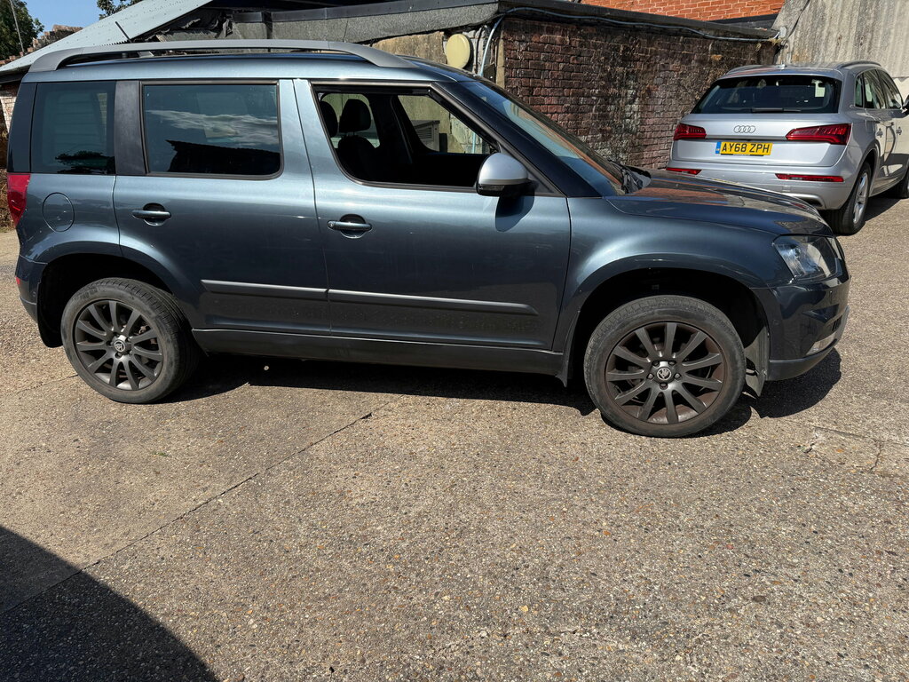 Skoda Yeti Black Edition Tdi Cr White #8