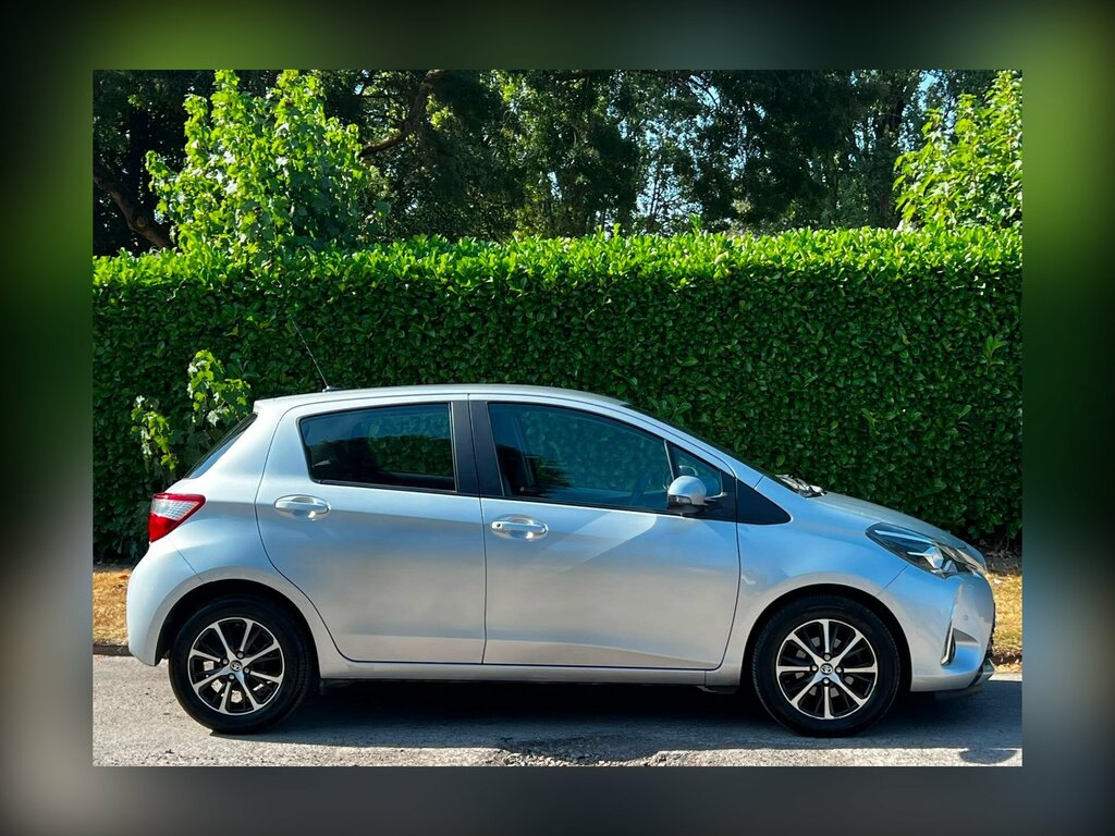 Toyota Yaris 1.5 Vvt-i Icon Tech Euro 6 Silver #4