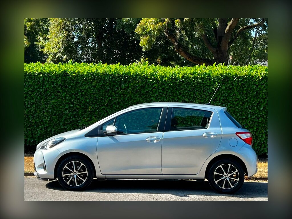 Toyota Yaris 1.5 Vvt-i Icon Tech Euro 6 Silver #3