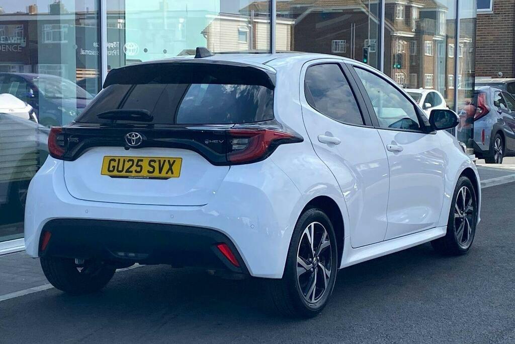 Toyota Yaris 1.5 Vvt H Design Hatchback Hybrid E Cvt GU25SVX White #2