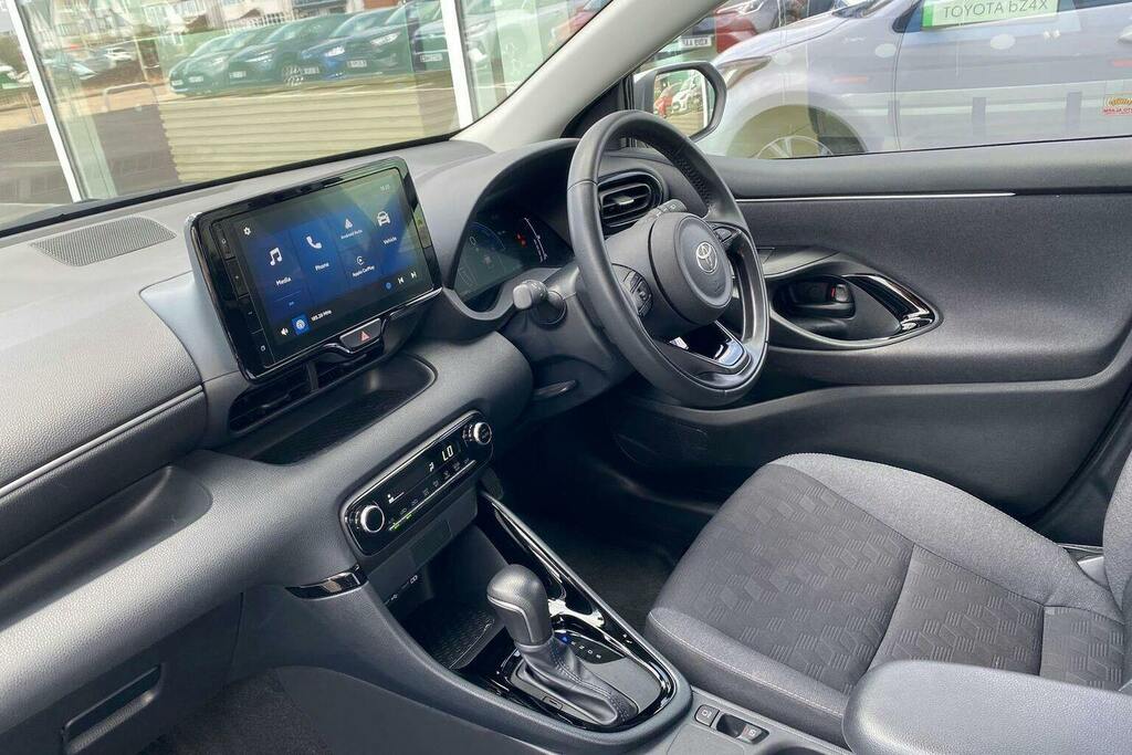 Toyota Yaris 1.5 Vvt H Design Hatchback Hybrid E Cvt GU25SVX White #5
