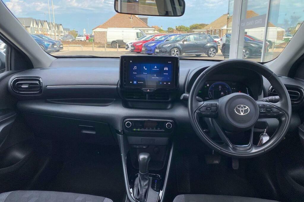 Toyota Yaris 1.5 Vvt H Design Hatchback Hybrid E Cvt GU25SVX White #6