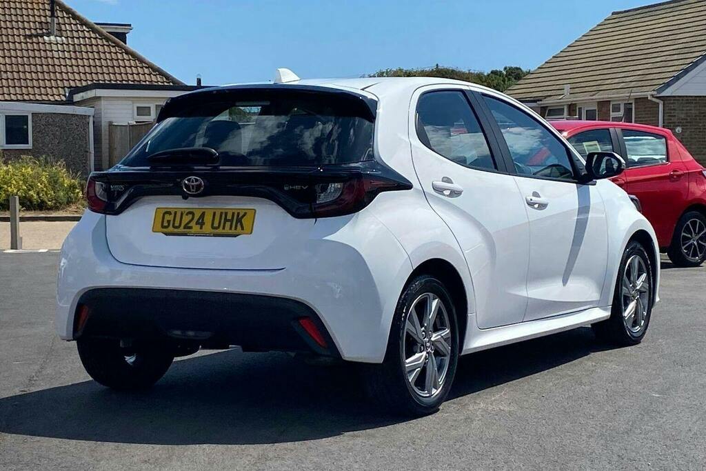 Toyota Yaris 1.5 Vvt H Icon Hatchback Hybrid E Cvt GU24UHK White #2