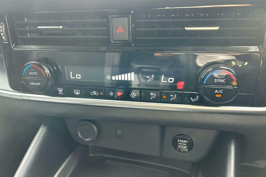 Nissan Qashqai 1.3 Dig-t Mh N-connecta Glass Roof Hatchback Black #28