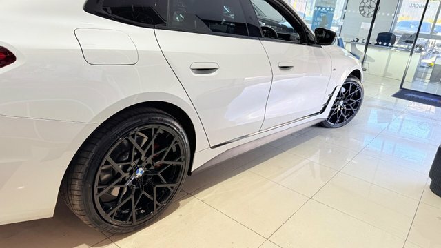 BMW i4 40 83.9Kwh M Sport White #4