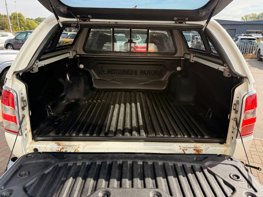 Mitsubishi L200 2.4 Di-d Dc Barbarian Pickup Double Cab White #6