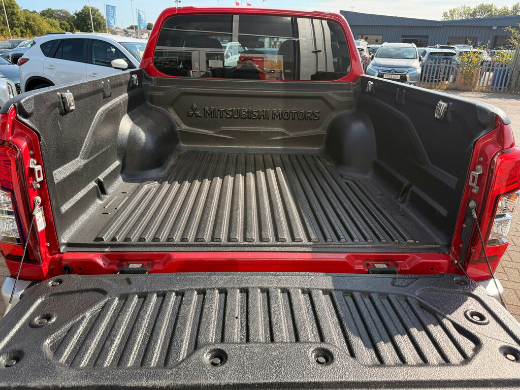 Mitsubishi L200 2.2 Di-d Dc Barbarian Pickup Double Cab Red #4