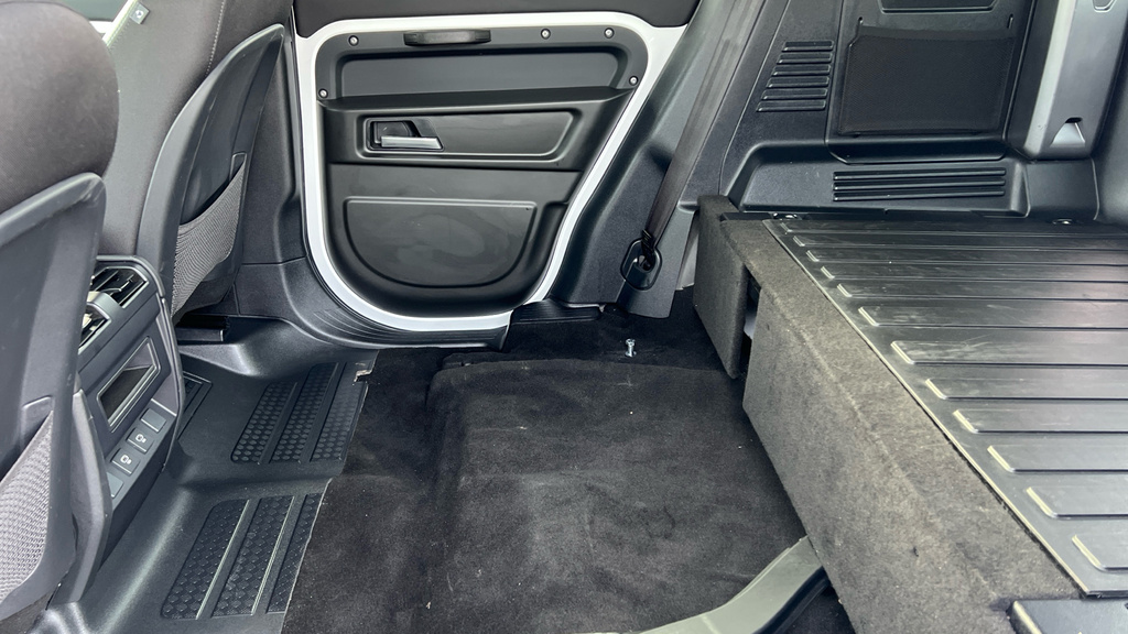 Land Rover Defender Defender 3.0 D250 Hard Top S White #4