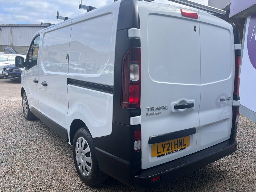 Renault Trafic 2L Business White #2