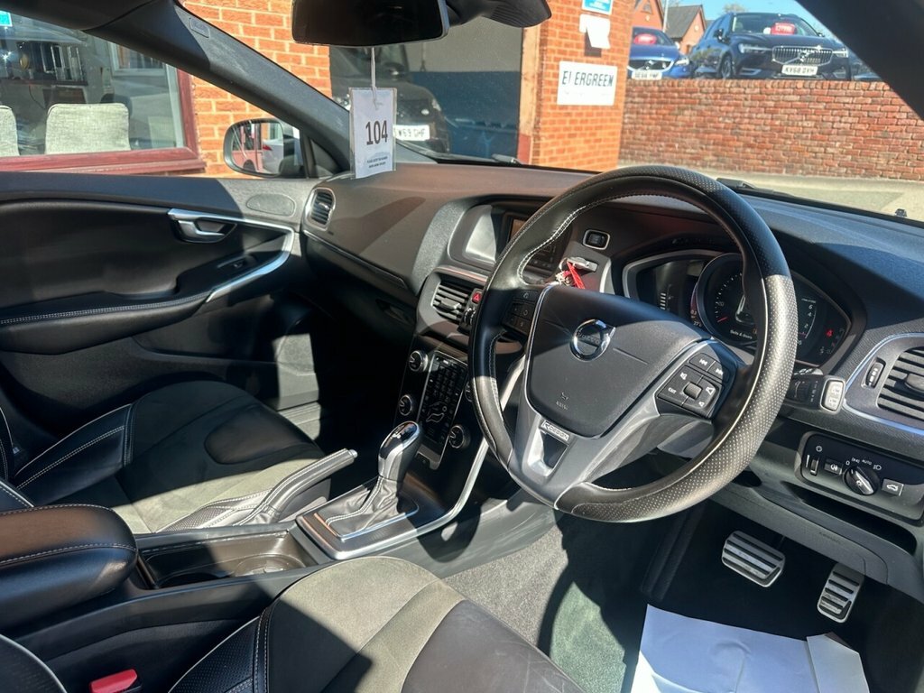 Volvo V40 1.5L R-design Black #4