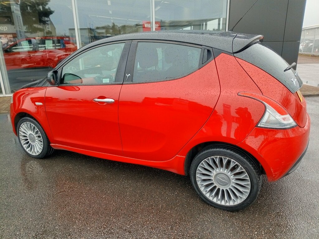 Chrysler Ypsilon 1.2 Black Red 69 Bhp Black #6