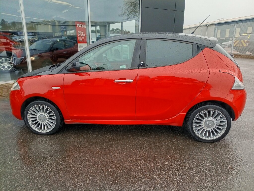 Chrysler Ypsilon 1.2 Black Red 69 Bhp Black #5