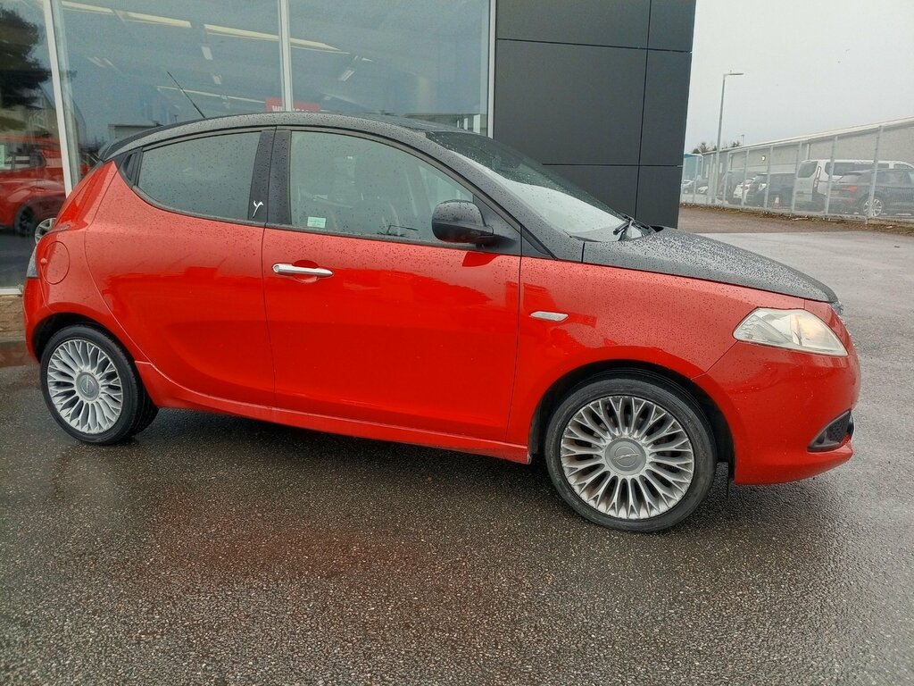 Chrysler Ypsilon 1.2 Black Red 69 Bhp Black #3