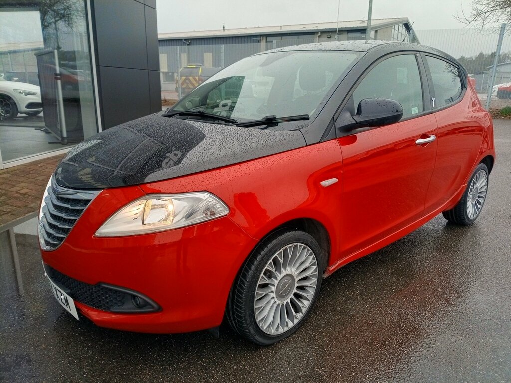Chrysler Ypsilon 1.2 Black Red 69 Bhp Black #4