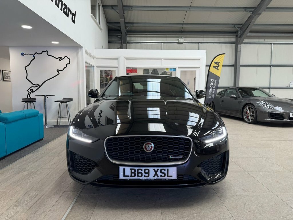 Jaguar XE 2L R-dynamic Hse Black