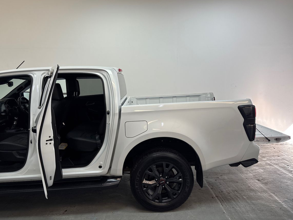 Isuzu D-Max 1.9 V-cross Double Cab 4X4 White #5