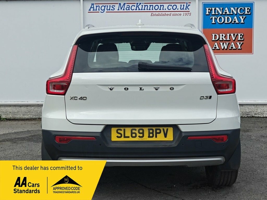 Volvo XC40 2L Momentum Pro White #6