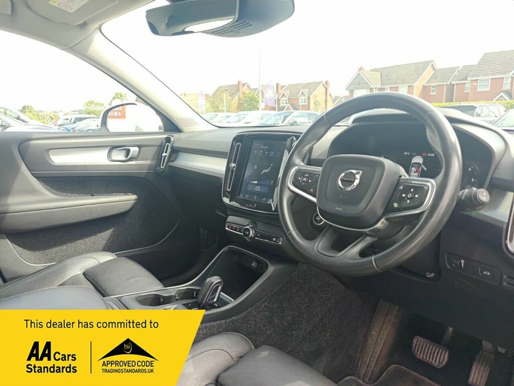 Volvo XC40 2L Momentum Pro White #2