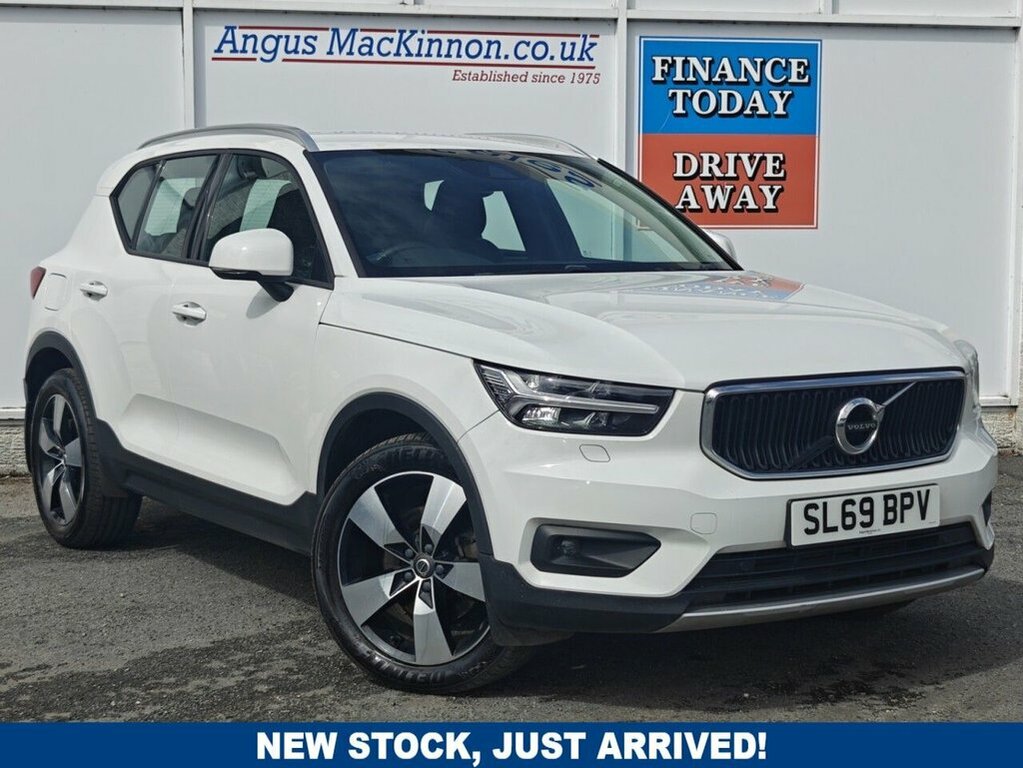 Volvo XC40 2L Momentum Pro White