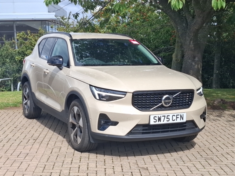 Volvo XC40 2.0 B3p Plus Pro Dark Gold